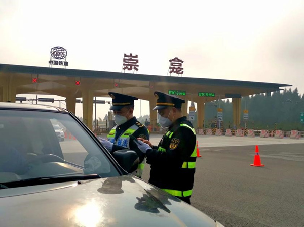 川渝兩地執法人員在S7崇龕收費站開展執法專項活動。劉虹伶攝