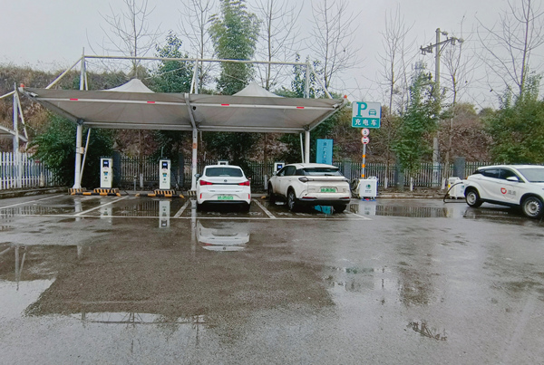 電動汽車車主在使用移動充電樁充電。賀婷婷攝