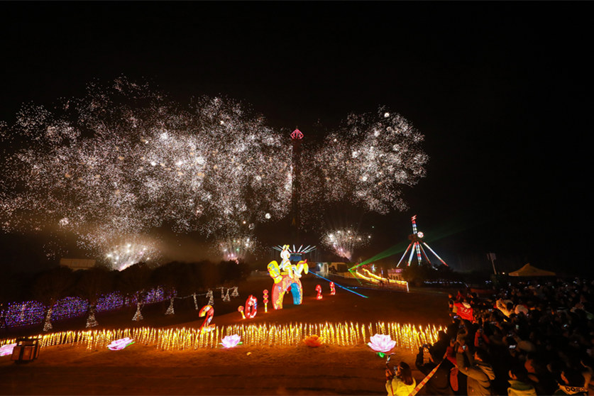 煙花秀表演吸引了眾多游客觀看。熊偉攝