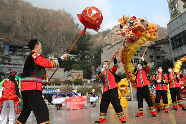 舞龍表演營造濃濃的節日氛圍。趙勇攝