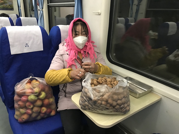 5636次列車上，村民帶著蘋果、山核桃出門銷售。張章攝