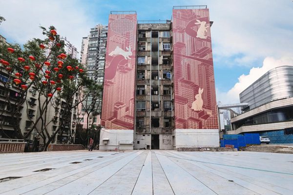 新建好的廣場旁，改造完成的建筑外立面也“穿上”了兔年新衣。九龍城市更新公司供圖