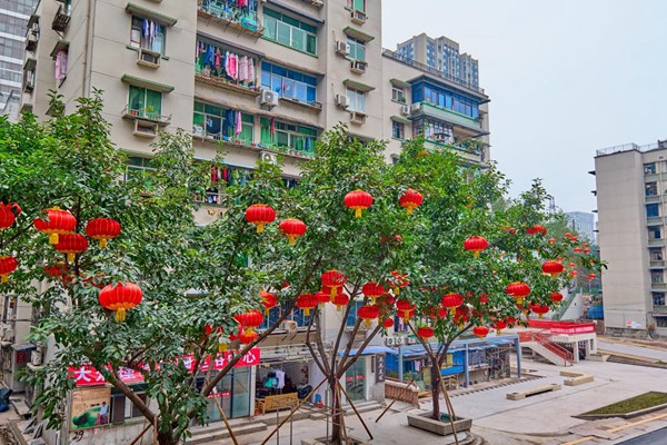 改造好的樓棟立面和紅燈籠相得益彰。九龍城市更新公司供圖