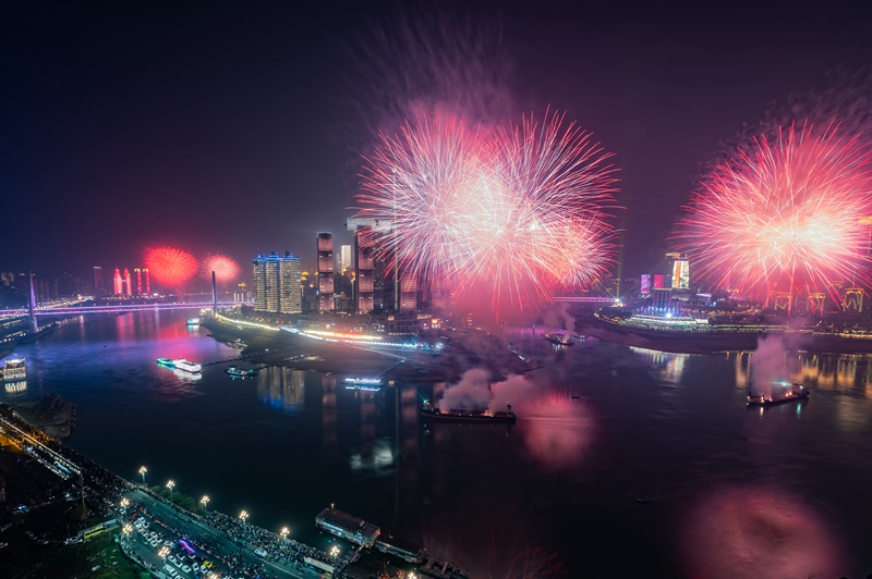 山城夜空在煙花的照耀下壯麗非凡。陳林攝