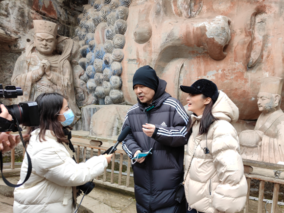 陳建斌、蔣勤勤接受采訪。大足區委宣傳部供圖 華龍網發