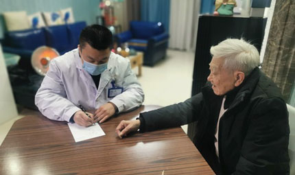                                           不吃湯圓的上門醫生                            劉政寧 姚於 2023年01月21日                             “要過年了，必須過來看看?！毙毂笳f，83 歲的龔德富老人是一位退休老教師，十多年前患病后，就開始在徐斌所在?？崎T診隨診至今。老人患的是一種頑固的病癥，康復后也需根據情況在1至3個月時間里隨診，吃藥調理，避免復發。                【詳細】                           