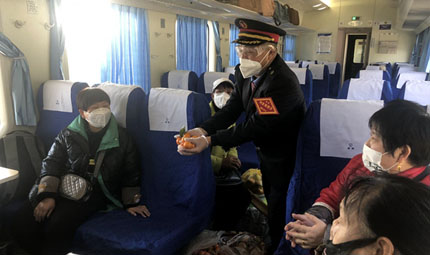                                           慢火車上的“帶貨達人”                            胡虹 2023年01月20日                             歲末大寒至，靜候春歸來。上午9點32分，5636次列車載著回家團年的乘客，從云南昭通出發開往重慶，列車運行沒多久，車廂內響起了值班員吳洪江的吆喝聲?！坝H愛的旅客朋友們，這是昭通老鄉自家種的蘋果，還有家里自制的臘肉、臘排骨和臘鴨，大家嘗嘗，味道好得很?！?..                【詳細】                           