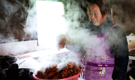                                           綠水村里年味濃                            劉政寧 2023年01月18日                            貼對聯、掛燈籠，炸丸子、鹵豬肉……1月16日，在重慶市巫山縣巫峽鎮綠水村登云安置點，村民們正忙著裝扮環境和準備春節的食材，一股濃濃年味撲鼻而來。在村民陳宗鳳家，數十斤剛鹵好的豬肉被端上灶臺，熱氣騰騰、香味四溢?！胞u了20多斤，有豬腳、豬肚、豬耳朵，都是過年用……”                【詳細】                           