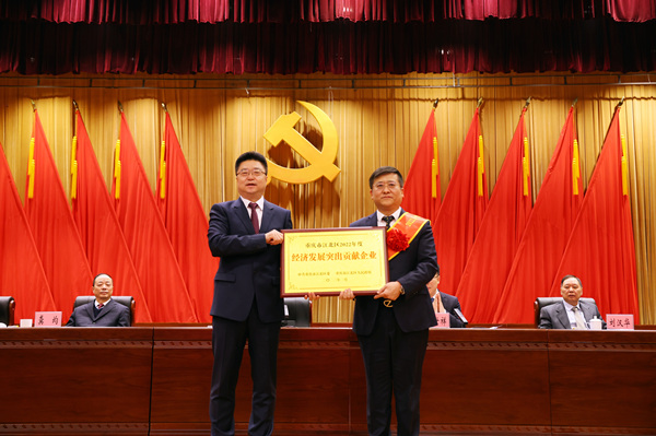 江北區委書記滕宏偉為長安汽車金融有限公司等企業授牌。熊鵬攝