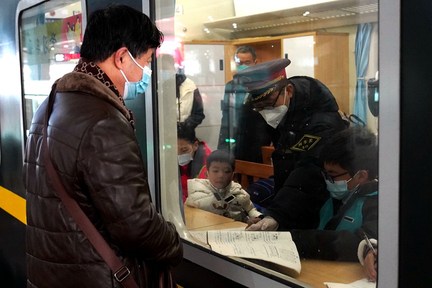 5609次列車外，一旅客觀看“學習車廂”。羅希雅攝