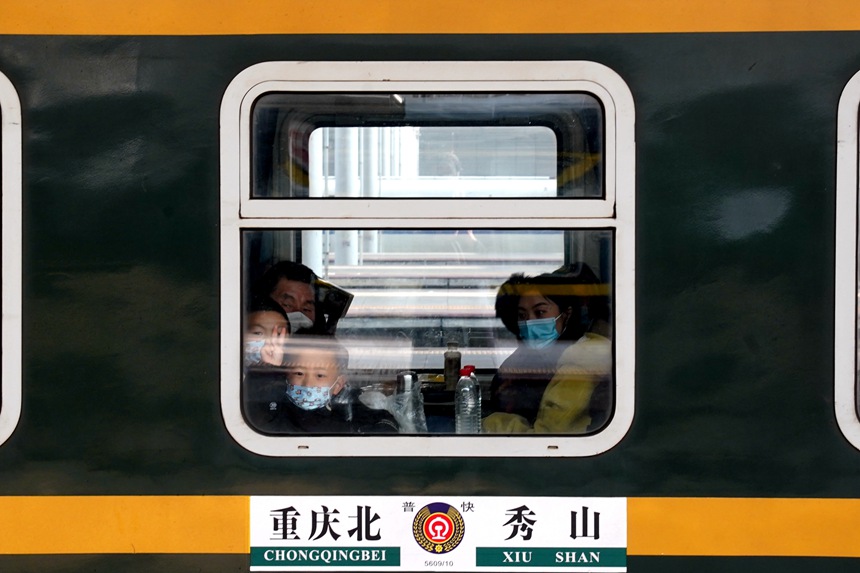 5609次列車滿載旅客。羅希雅攝