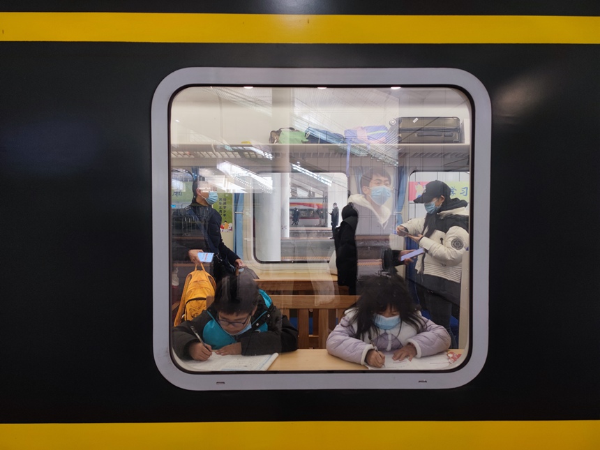 學生在使用“學習車廂”。羅希雅攝