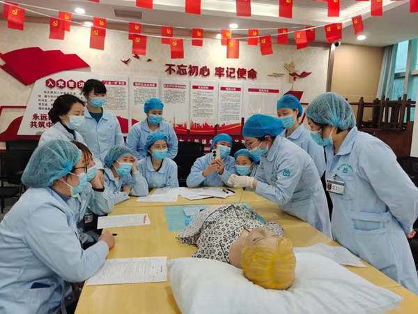 鄧穎和同事們培訓護理知識。渝中區衛生健康委供圖