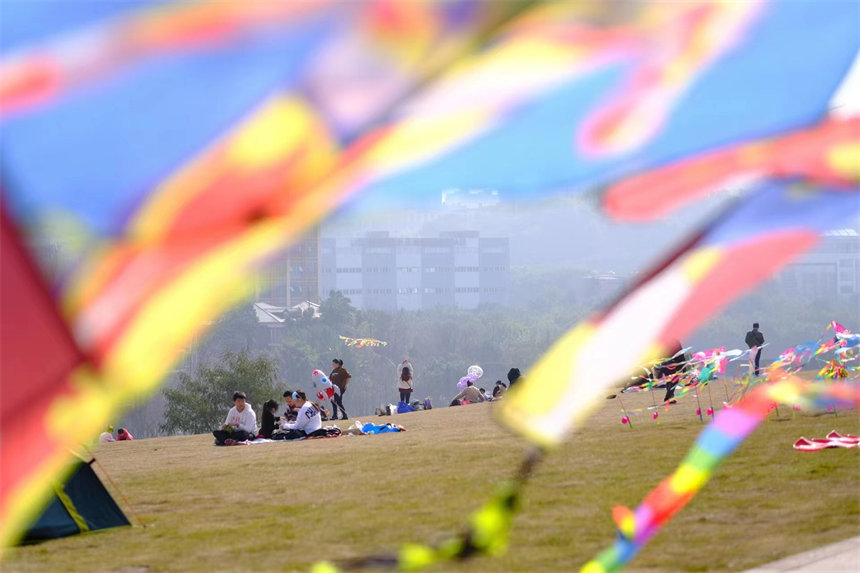 不少市民帶著孩子來到公園踏青、放風箏，享受愜意春光。郭旭攝