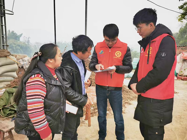 農技人員江川與種植大戶鄒景良共同謀劃春耕備耕。代華攝