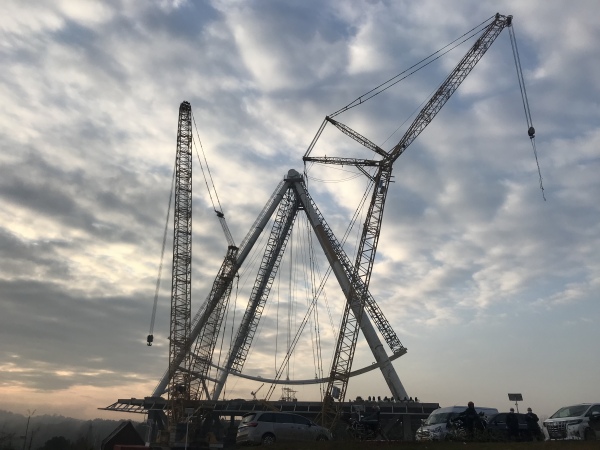 正在建設中的巨型摩天輪。陳曉君攝