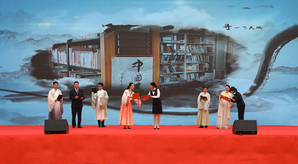 述說白沙歷史故事。陳翔宇攝