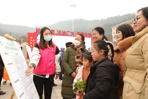 巾幗志愿者向群眾講解“綠色家庭”創建標準。合川區委宣傳部供圖