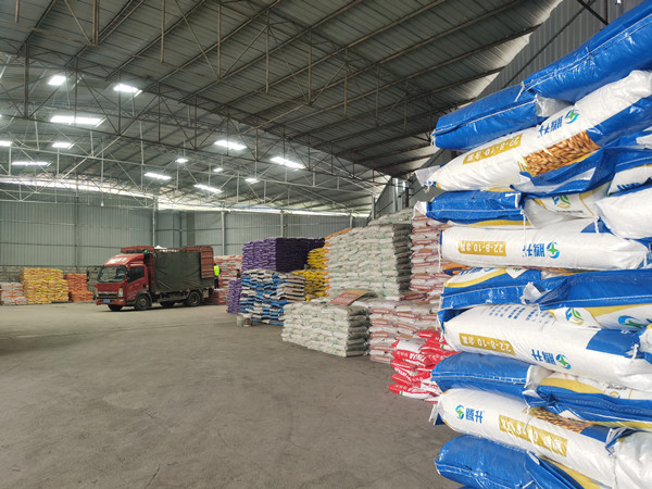 倉庫內堆滿各類肥料。黔江區委宣傳部供圖