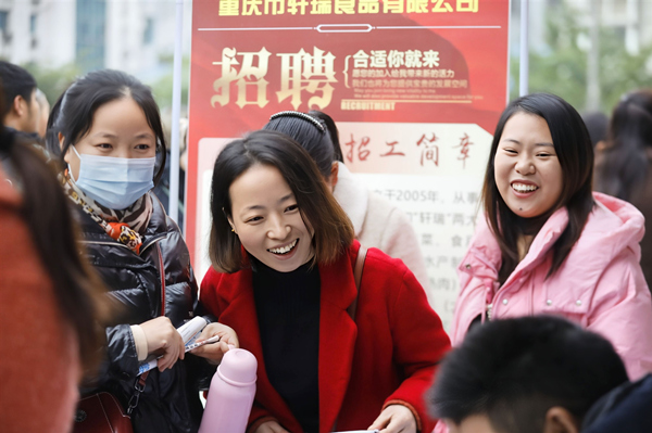 求職者挑選到了合適崗位。代娟攝