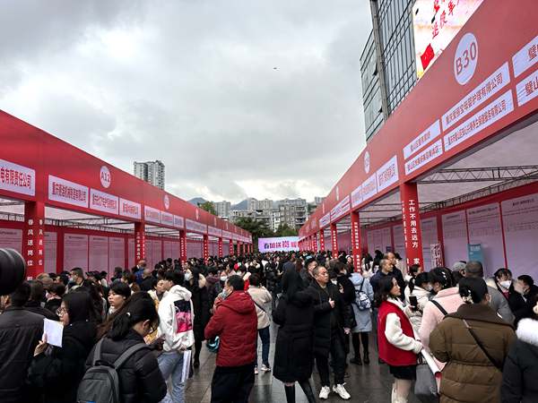 活動現場，求職者眾多。黃亞輝攝