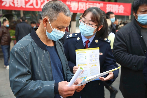 萬盛經開區稅務人員走進“春風行動”招聘會，向企業和求職人員宣傳稅收優惠政策。王僑攝