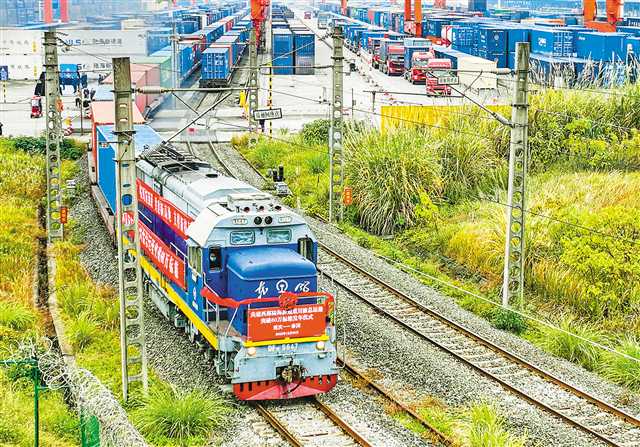 重慶團結村中心站，裝載著川渝兩地企業生產產品的陸海新通道鐵海聯運班列發車，將經廣西欽州港到泰國。（攝于2022年12月30日）記者 張錦輝 攝/視覺重慶