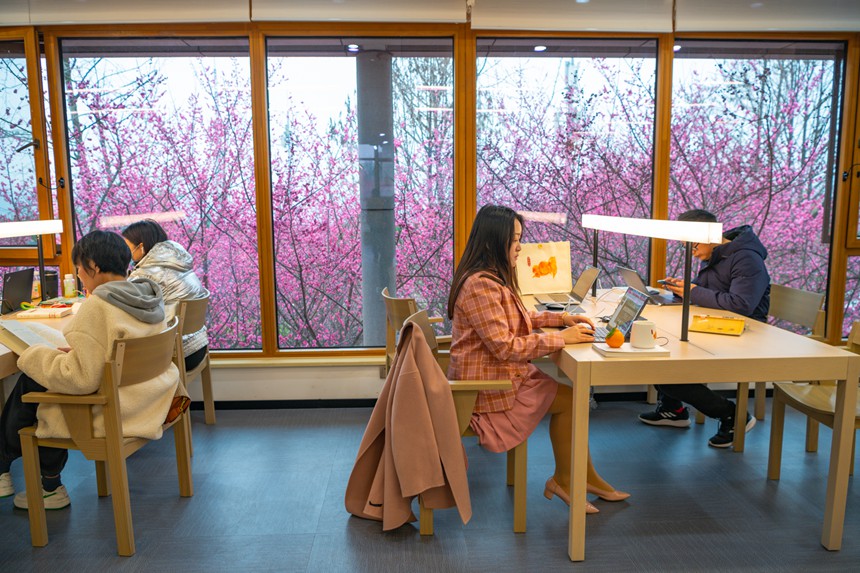 2月16日，市民在江北區圖書館鴻恩寺館內看書。鄒樂攝