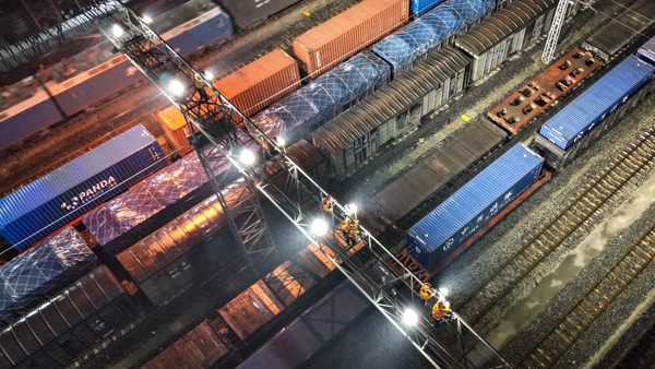 圖為檢修作業組正在檢修興隆場編組站燈橋照明設備。冉杰攝