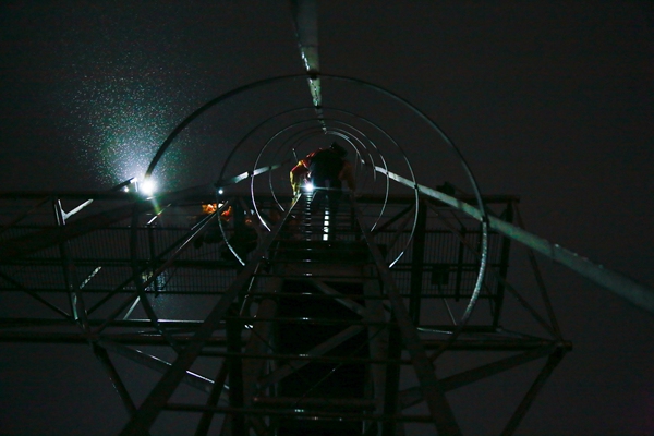 圖為何雪正在攀登興隆場編組站燈橋。冉杰攝