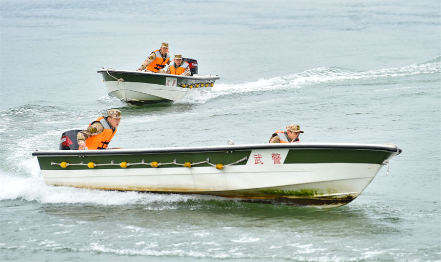 2月16日，武警重慶總隊船艇支隊組織水上實戰化演練，官兵們乘坐沖鋒舟快速出擊。唐志勇攝