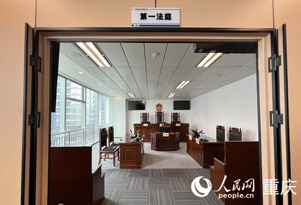 西部金融法律服務中心內第一法庭。人民網 胡虹攝
