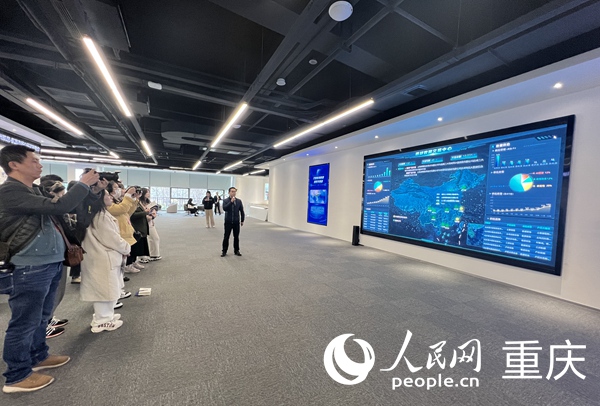 采訪團走進西部數據交易中心。人民網 胡虹攝