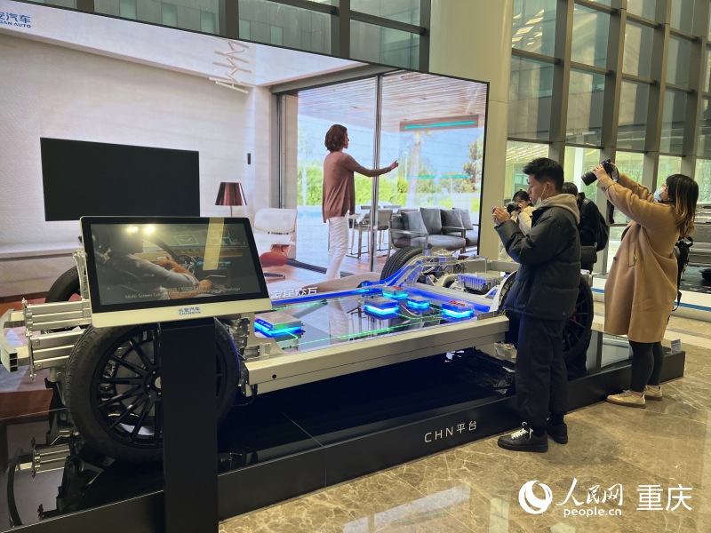 采訪團參觀長安汽車全球研發中心。人民網 胡虹攝