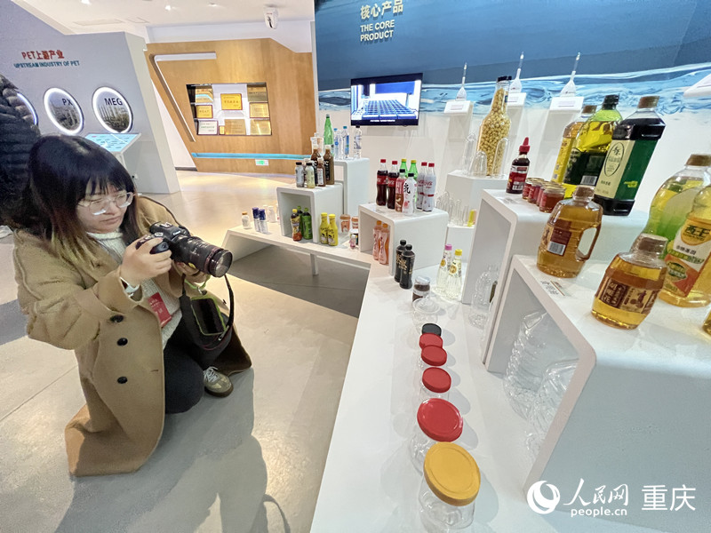 重慶萬凱公司展廳內擺放著各種用食品級PET材料制作的產品。人民網 胡虹攝