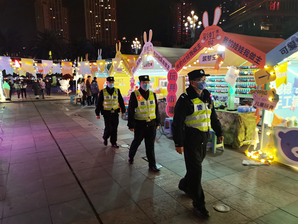 民警在集市巡邏防控。南岸區公安分局供圖