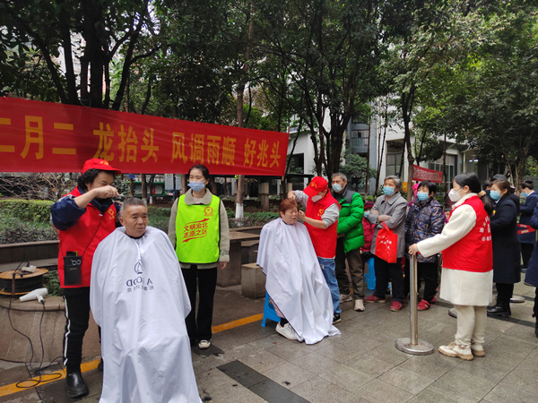 黨員志愿者為居民理發。鄒冬梅攝