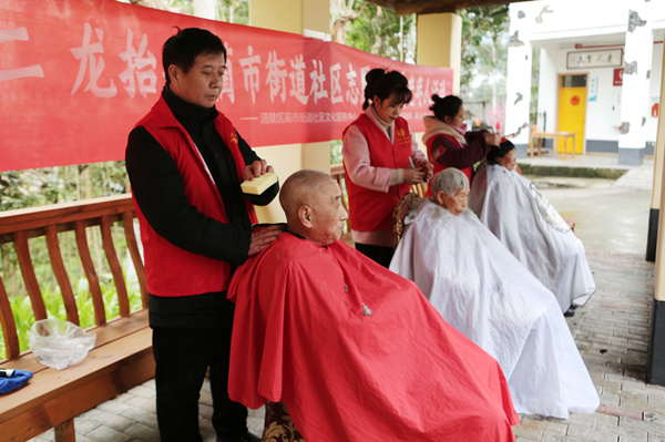 志愿者免費為老人理發。美心紅酒小鎮景區供圖