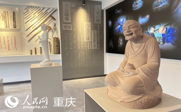大足石刻文創園內擺放的雕刻作品。人民網 胡虹攝