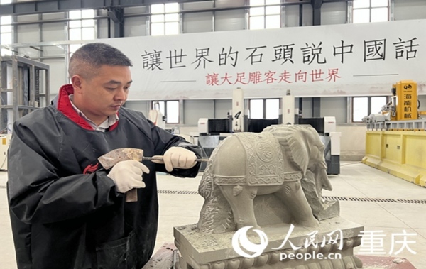 楊聲才在雕刻石雕作品。人民網 胡虹攝