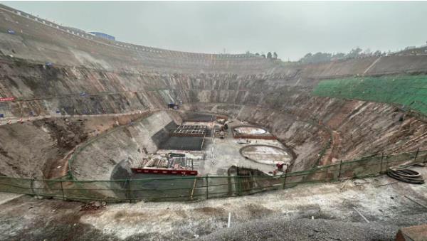                                           長江“牽手”?嘉陵江?渝西水資源配置工程惠澤千萬家                            焦磊 胡虹 2023年02月21日                             二月底的渝西，細雨蒙蒙。在重慶市江津區油溪鎮金剛社區長江左岸，一個80余米的大坑深嵌于起伏的小山丘之中，無數粗細不一的管線整齊密織著坑底，宛若一張地毯。泥罐車噴出股股泥龍，施工車輛揮舞著機械臂，沿著坑壁通道盤旋而下，施工團隊正在坑底有條不紊地進行著各項施工作業。                【詳細】                           