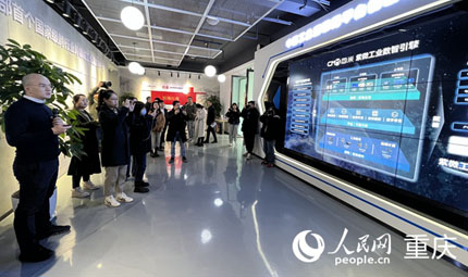                                           重慶九龍坡：數字賦能 傳統制造業加快轉型升級                            胡虹 焦磊 2023年02月22日                             2月21日，“走進區域看發展·川渝奮楫譜新篇”網上主題宣傳采訪團走進中西部首個國家級跨行業跨領域工業互聯網平臺——重慶忽米網絡科技有限公司（以下簡稱忽米科技），感受數字賦能工業，給傳統制造業帶來的巨大改變。                【詳細】                           