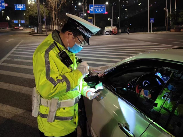 警方在街頭巡查。南岸區公安分局供圖