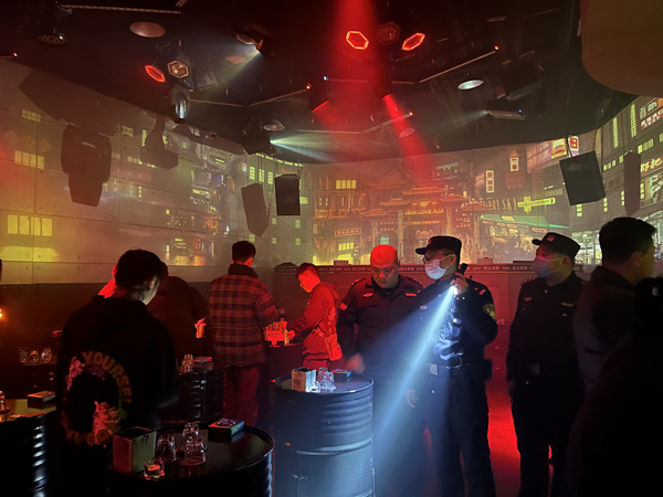 警方在酒吧巡查。江北區公安分局供圖