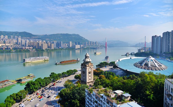 長江萬州段，黃金水道船來船往。付作僑攝