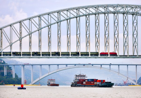 長江萬州段，鐵水聯運運輸繁忙。付作僑攝