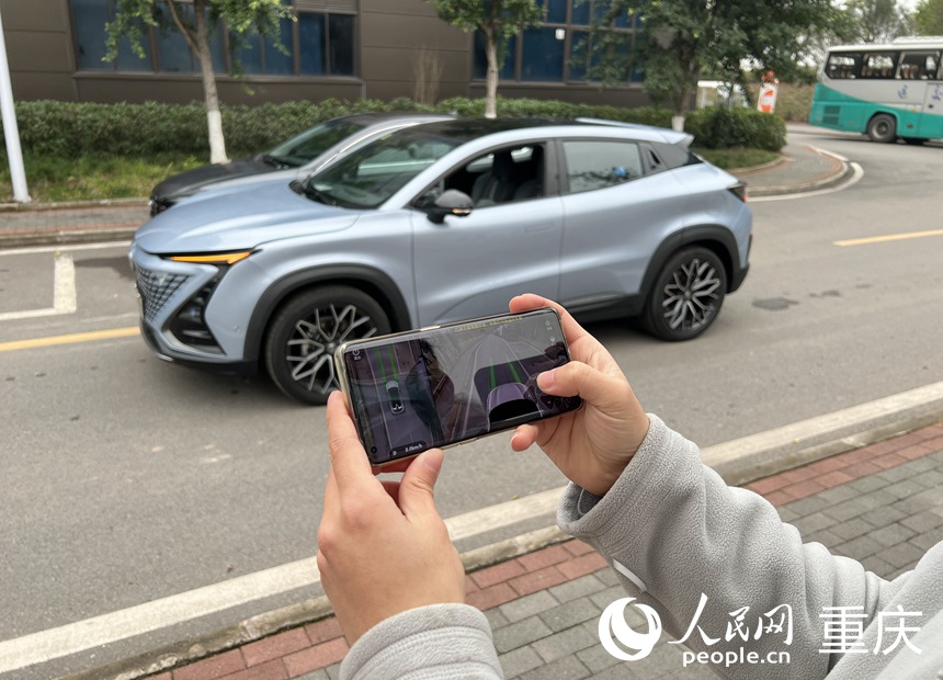 長安汽車工作人員演示自動泊車技術。人民網 胡虹攝