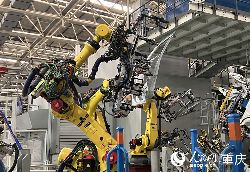 賽力斯兩江智慧工廠內機械有序地工作。人民網 胡虹攝