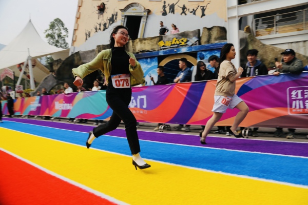 高跟鞋彩色跑現場。景區供圖