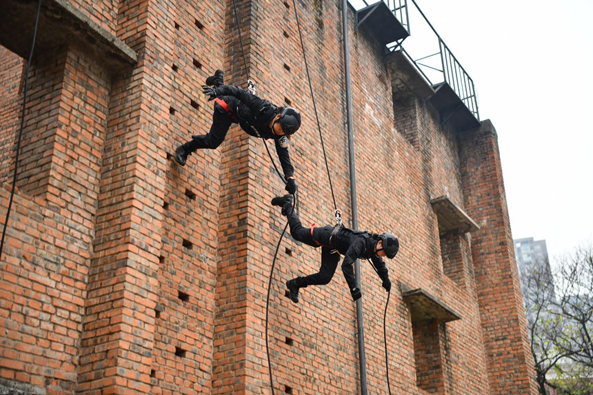 3月6日，高空索降訓練中的重慶女特警。鄒樂攝